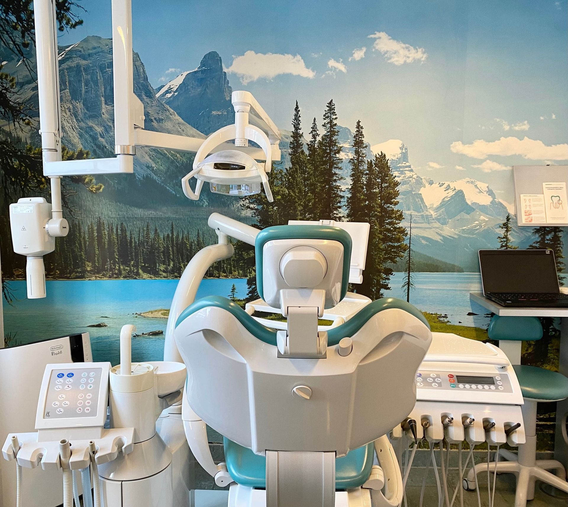 Un cabinet dentaire avec une image de montagnes sur le mur