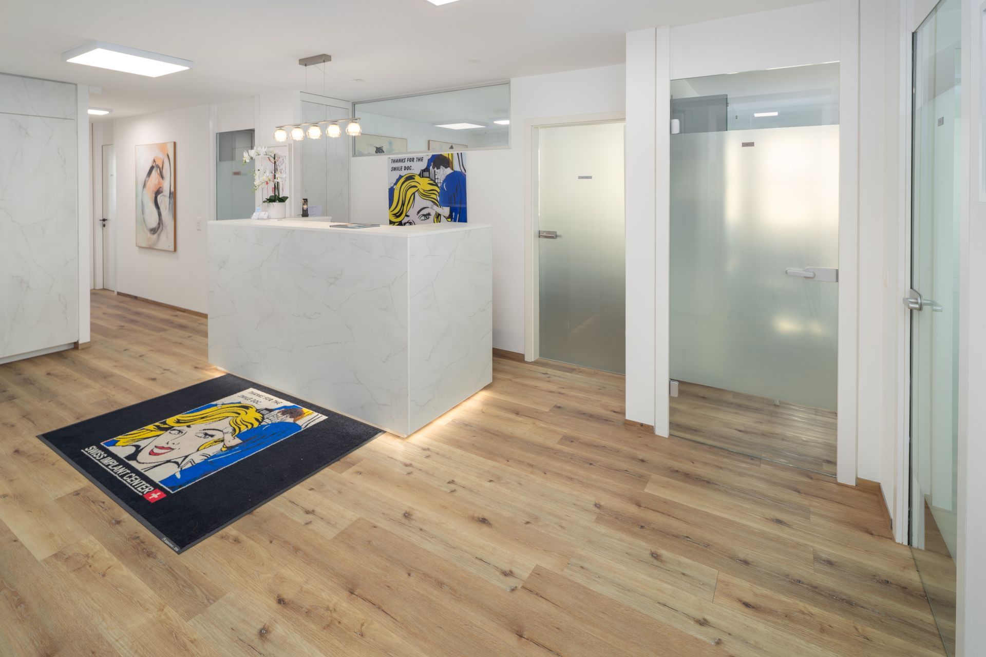 Une salle d'attente avec des chaises et un comptoir en marbre