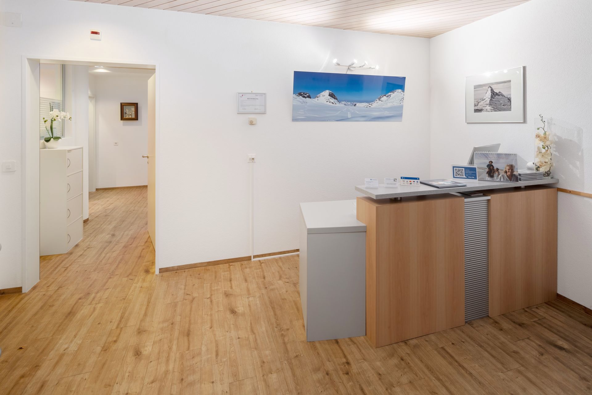 Un bureau de réception avec un ordinateur HP dessus.