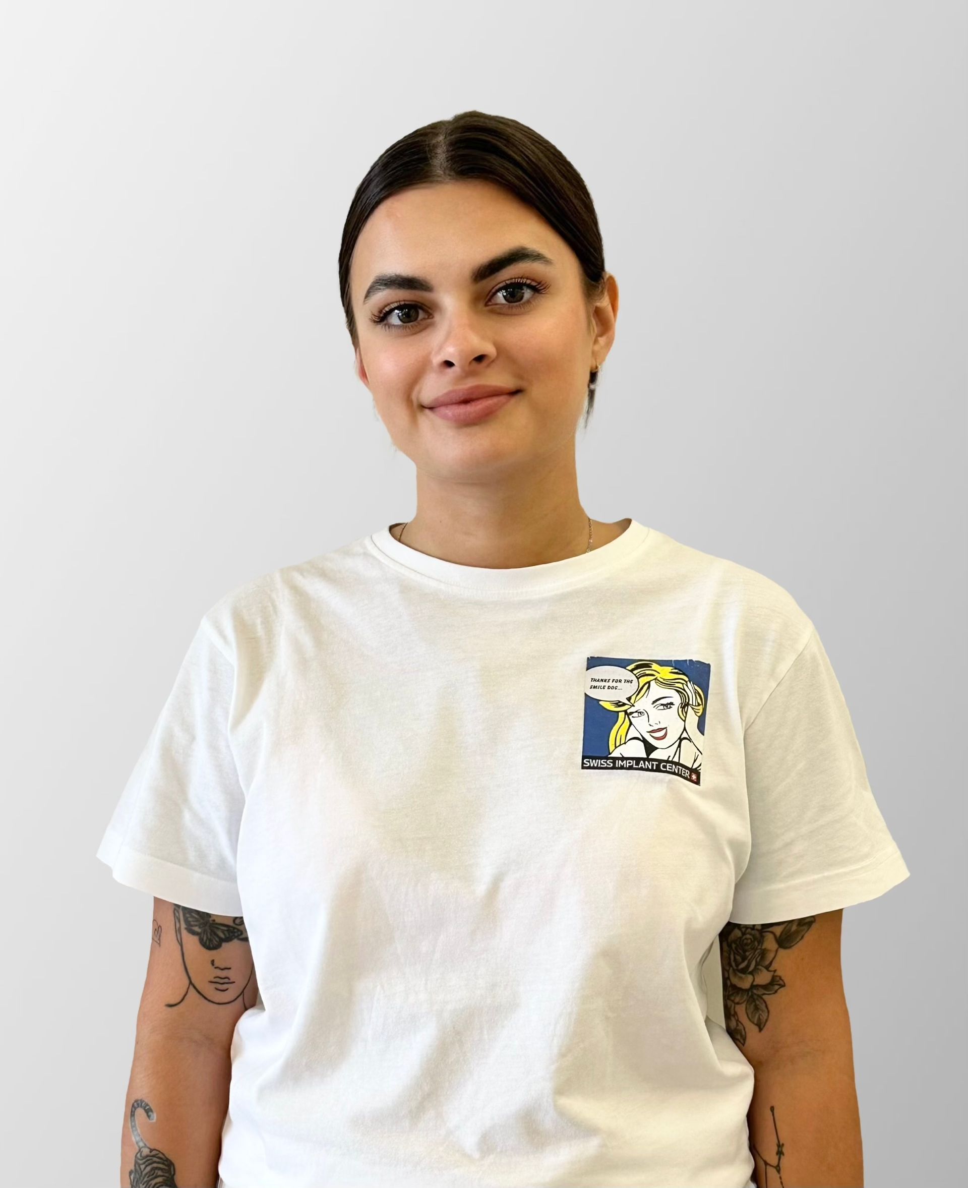 Une femme portant un t-shirt blanc avec une photo d'un chien dessus