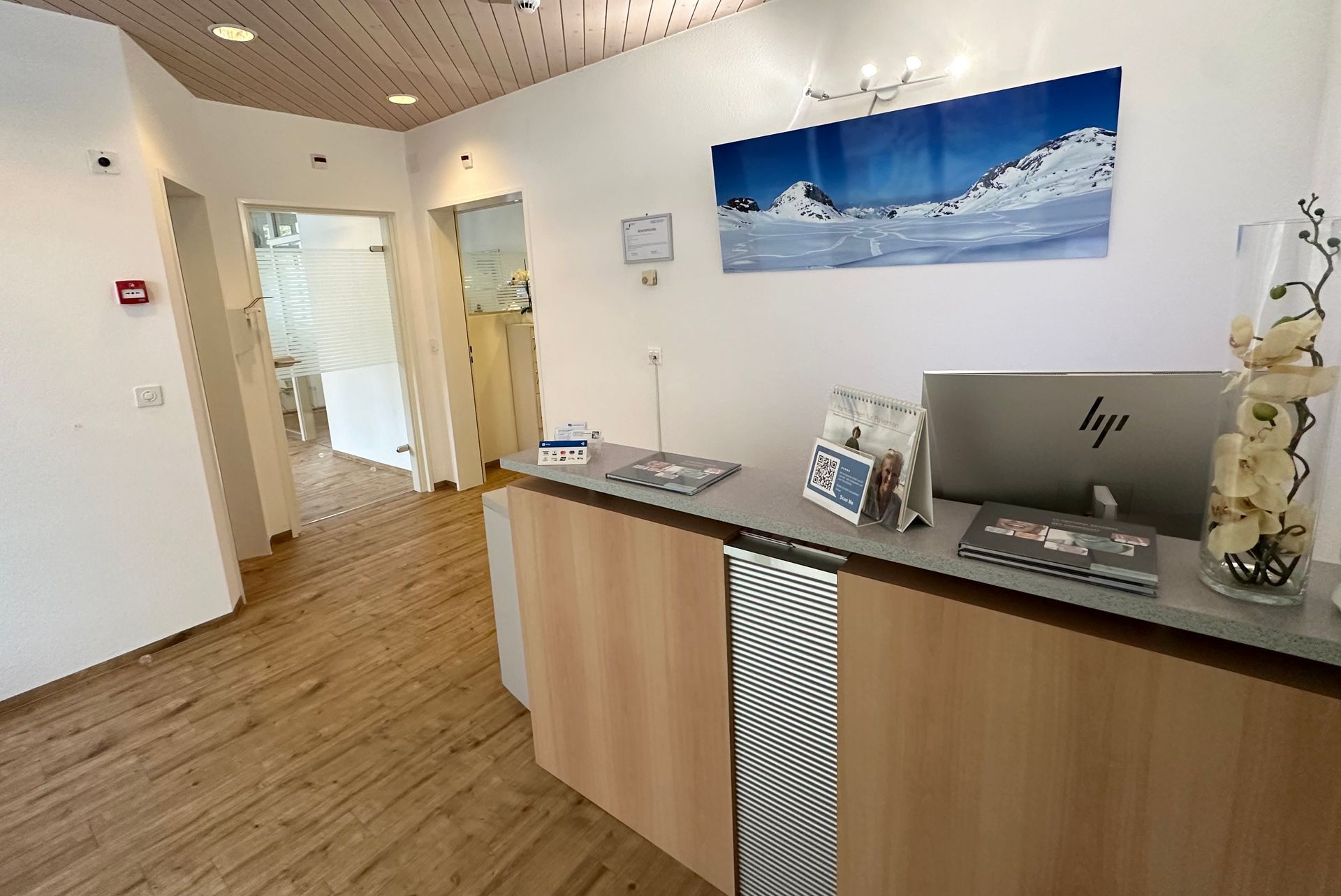 Un bureau de réception avec un ordinateur HP dessus.