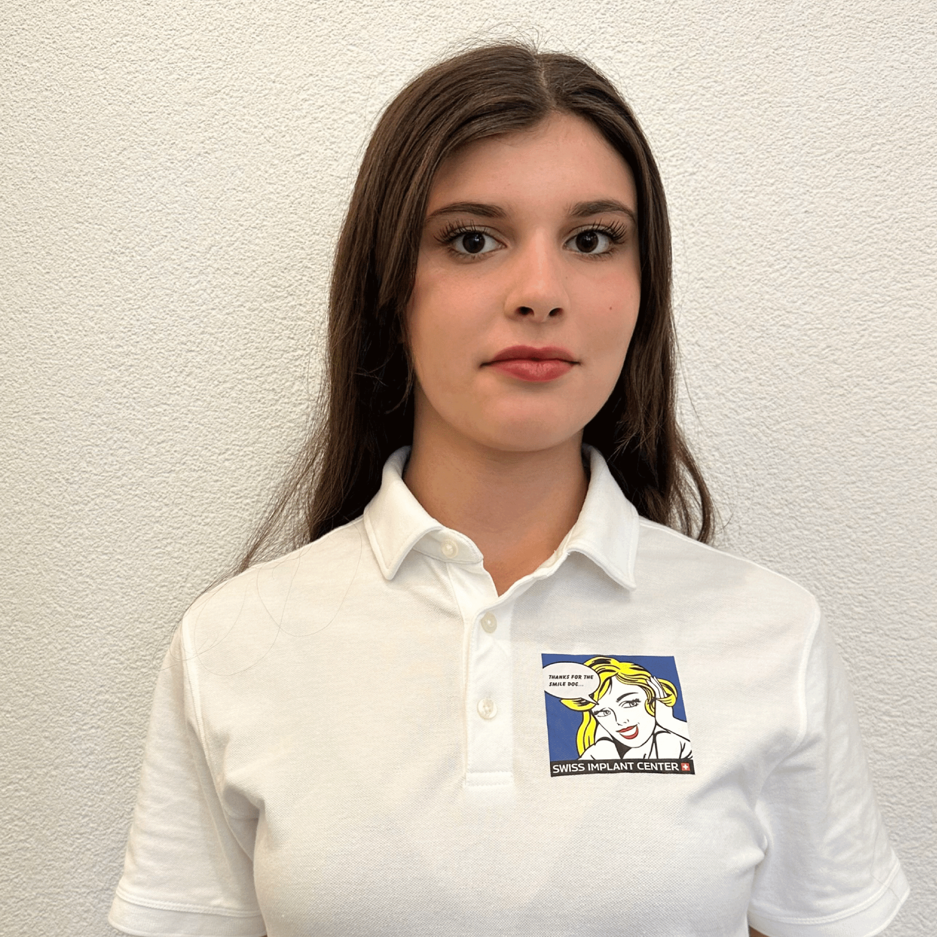 Une femme portant un polo blanc avec une photo d'une femme dessus