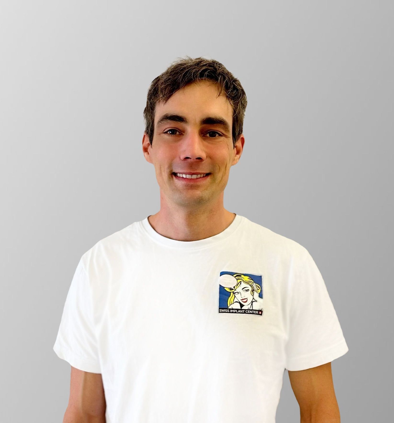 Un homme portant un t-shirt blanc avec une photo d'une femme dessus