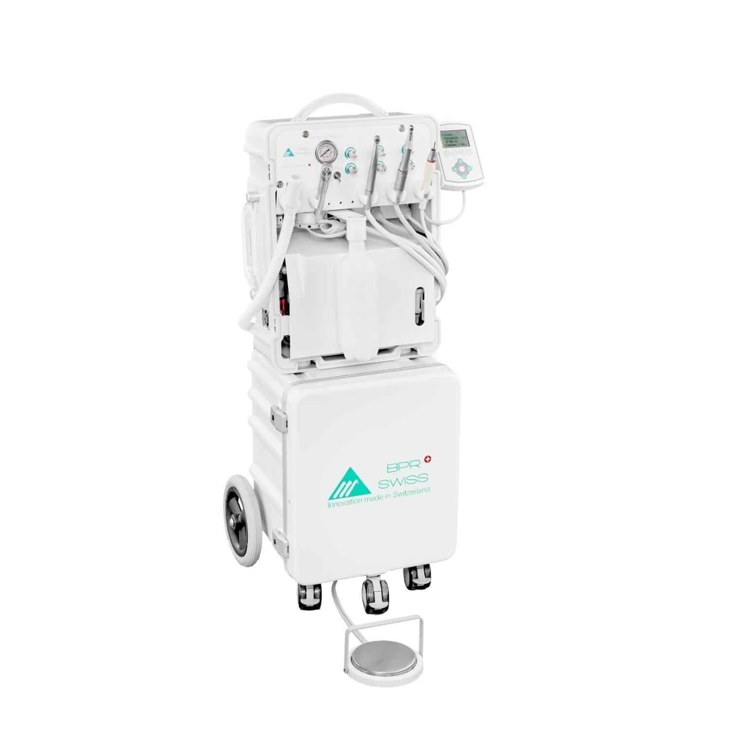 Une machine blanche avec un logo vert dessus est sur un chariot.