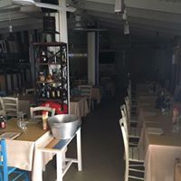 interno di un ristorante di sera