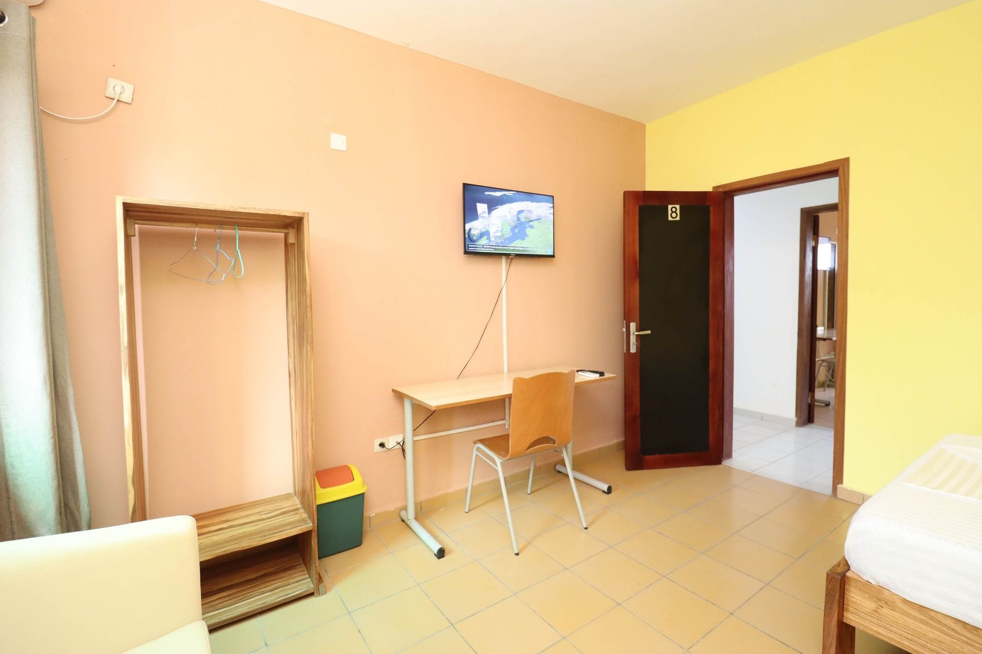 chambre climatisée hotel avec bureau