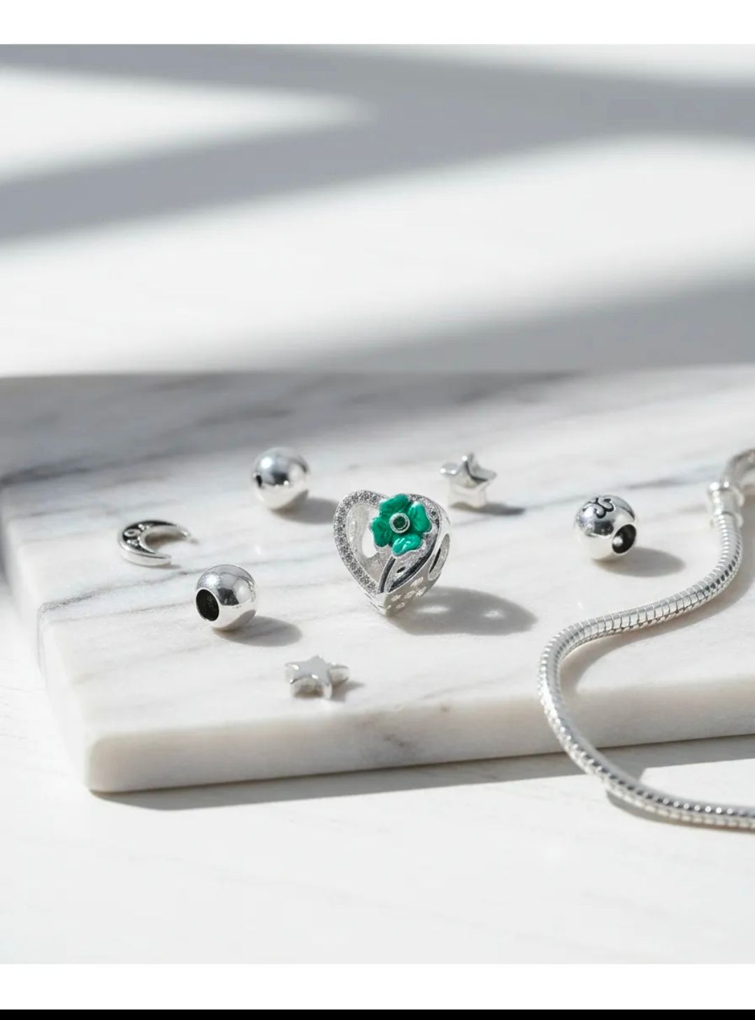 Dije Pasante Charms Corazón con Flor Verde para Pulsera