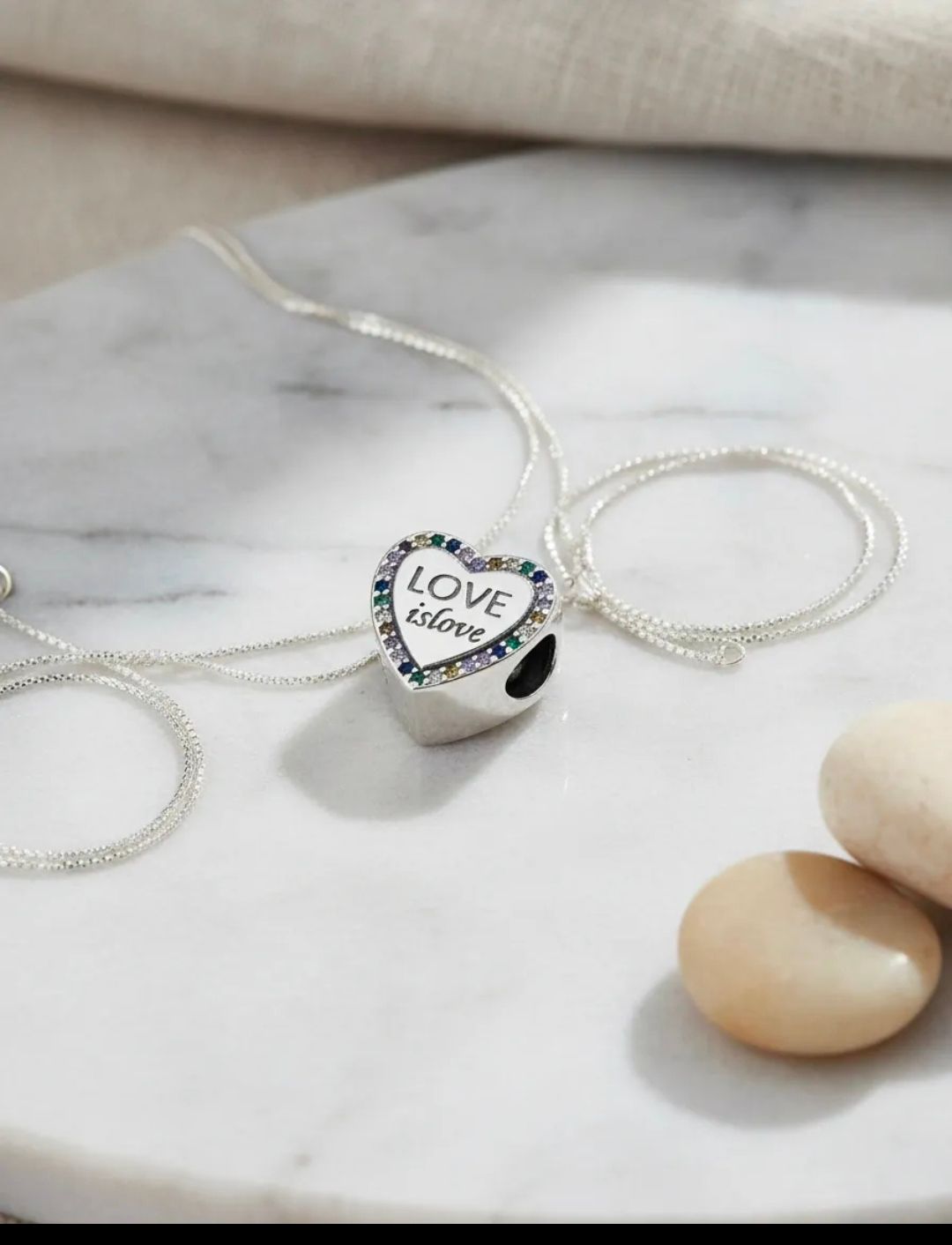 Dije Pasante Charms Corazón Love is Love Pride y Cubics para Pulsera Pand