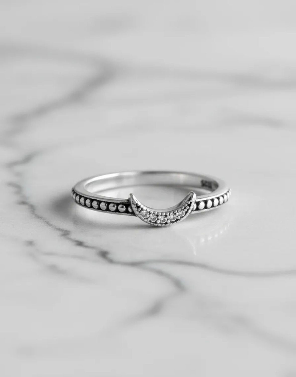 Anillo Luna Medio Sin fin Cubics