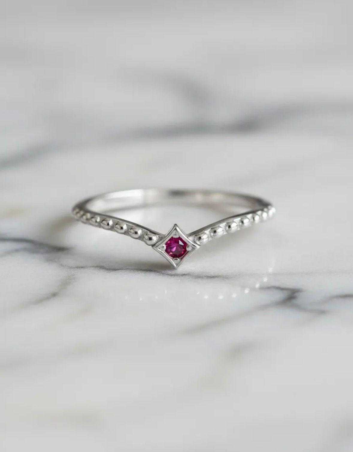 Anillo Rombo Con Circon Rojo Tipo V