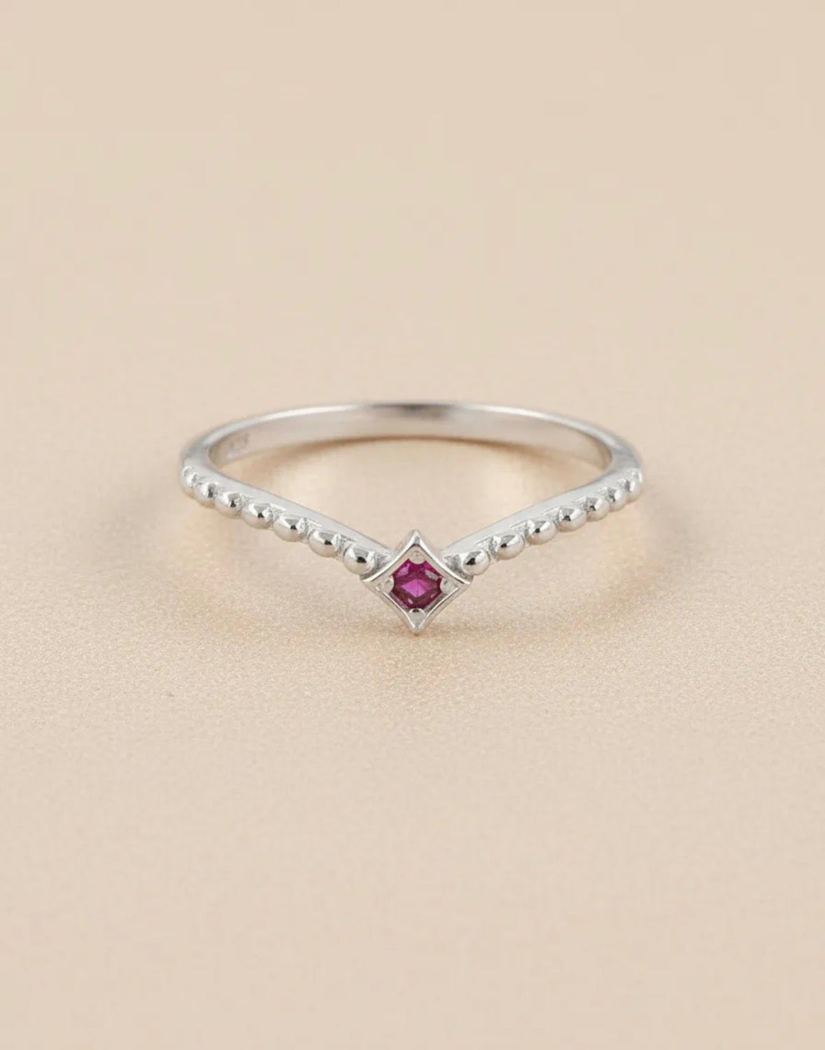 Anillo Rombo Con Circon Rojo Tipo V