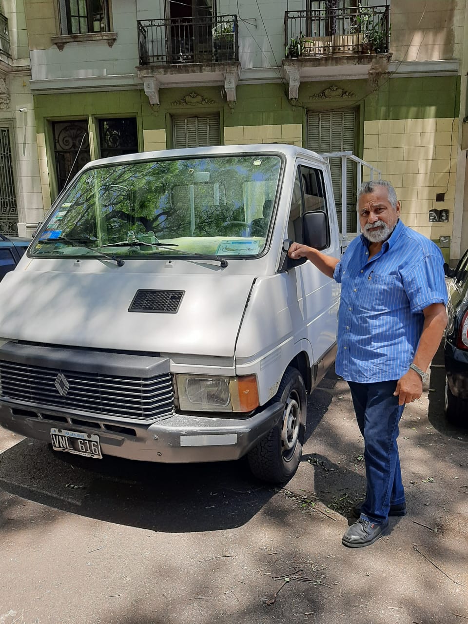hombre parado al lado de camioneta