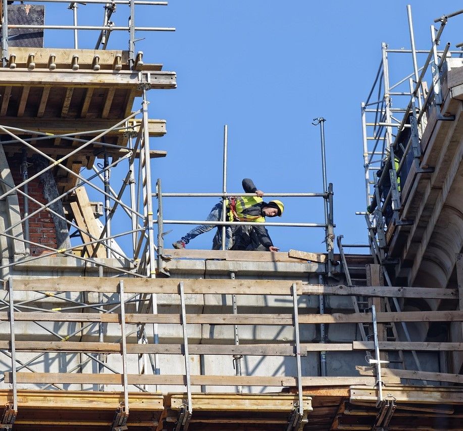 Lavori straordinari in condominio: chi paga?