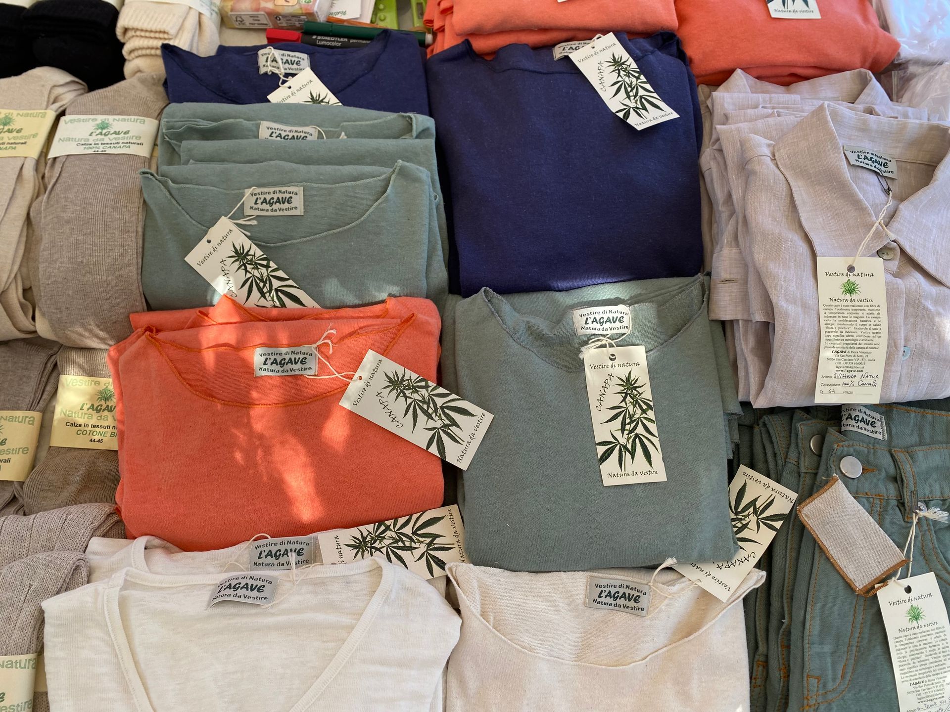 Esposizione in fiera di magliette in canapa