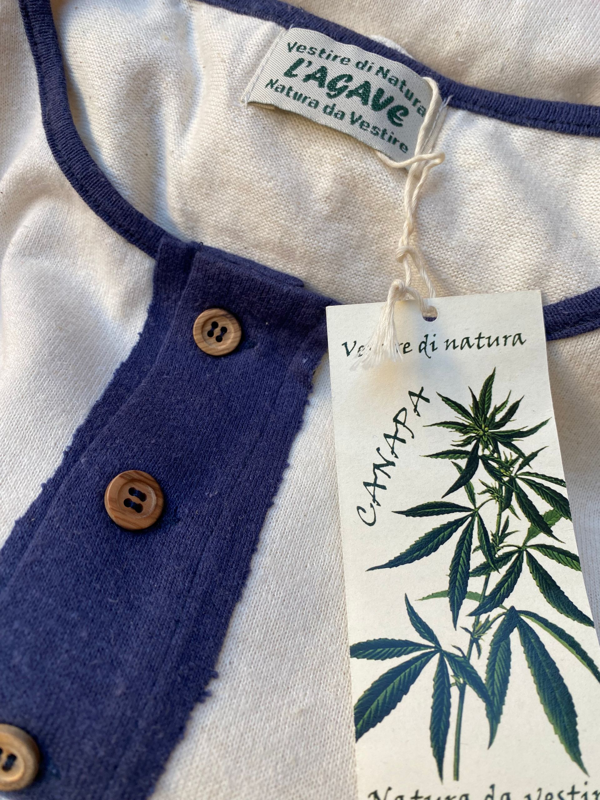 Particolare bottoni maglietta in canapa e cotone
