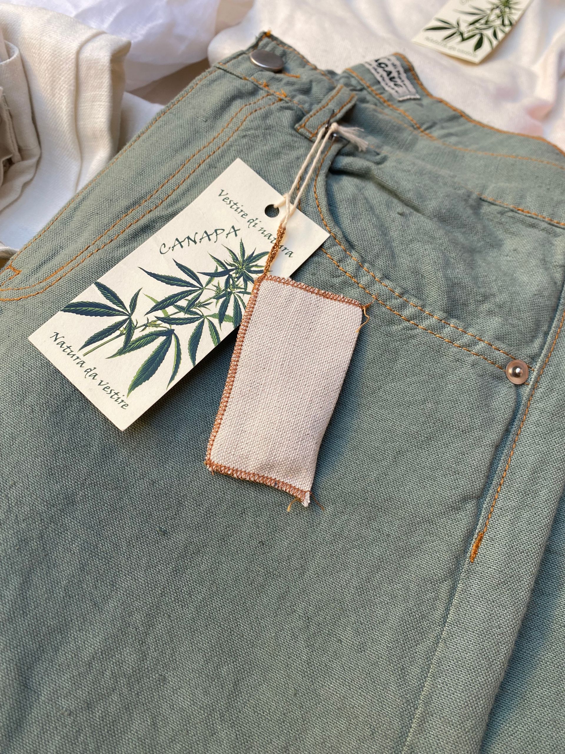 Particolare i taschino pantalo in canapa modello 501