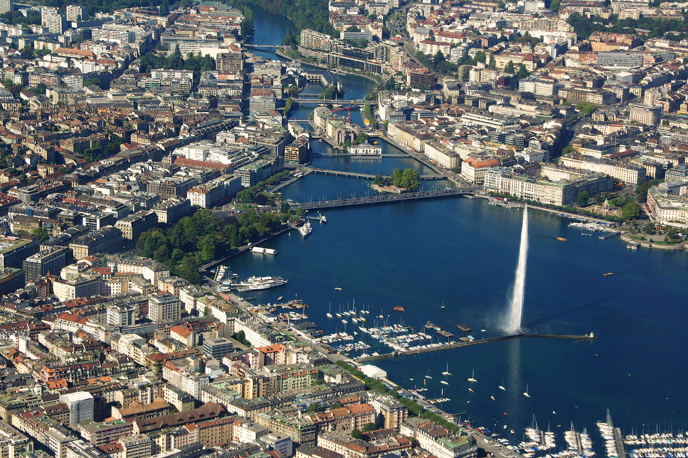 Vue aérienne de Genève, en Suisse, montrant le Jet d'Eau sur le lac Léman, la ville environnante et les ponts.