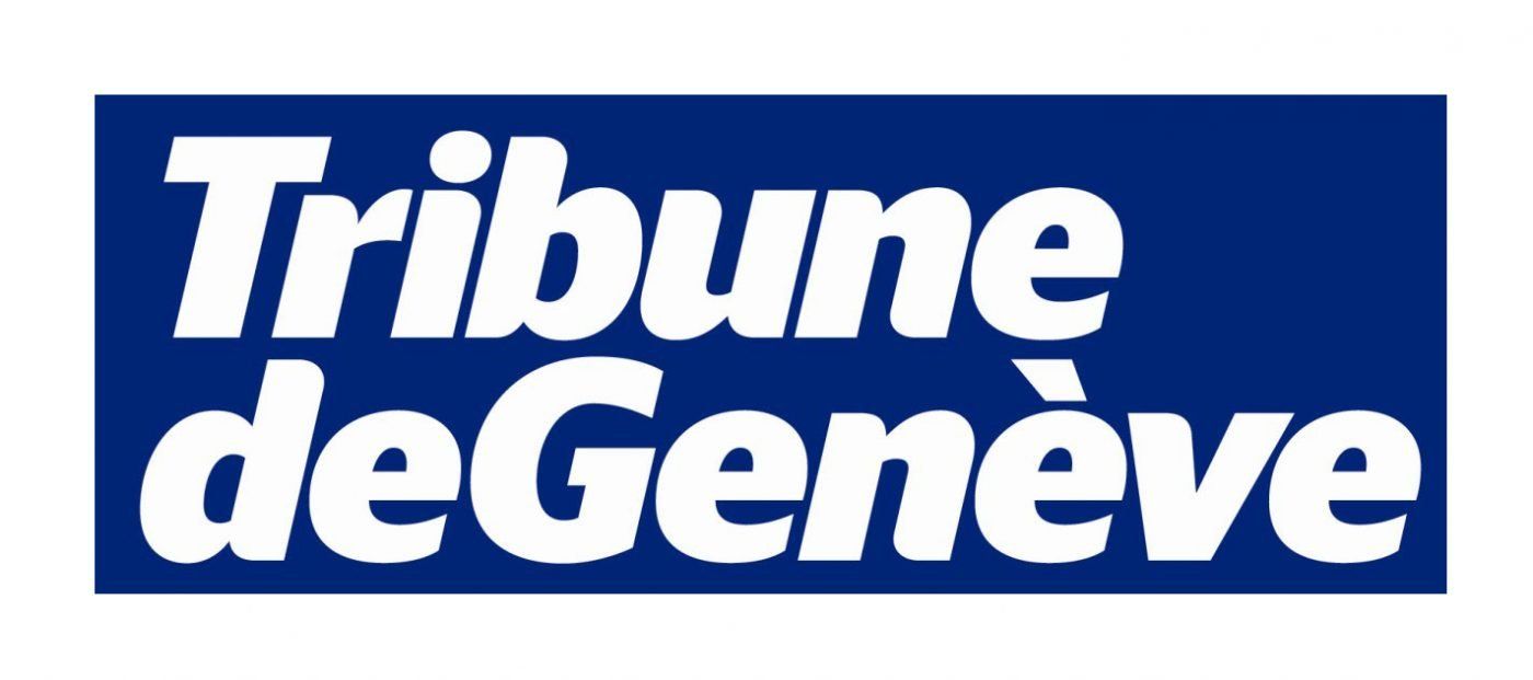 Le logo du journal suisse Tribune de Genève, avec un texte blanc sur fond rectangulaire bleu.