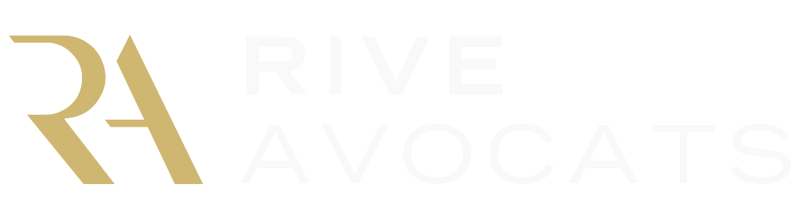 Monogramme doré « RA » à côté du texte blanc « RIVE AVOCATS » sur fond sombre.