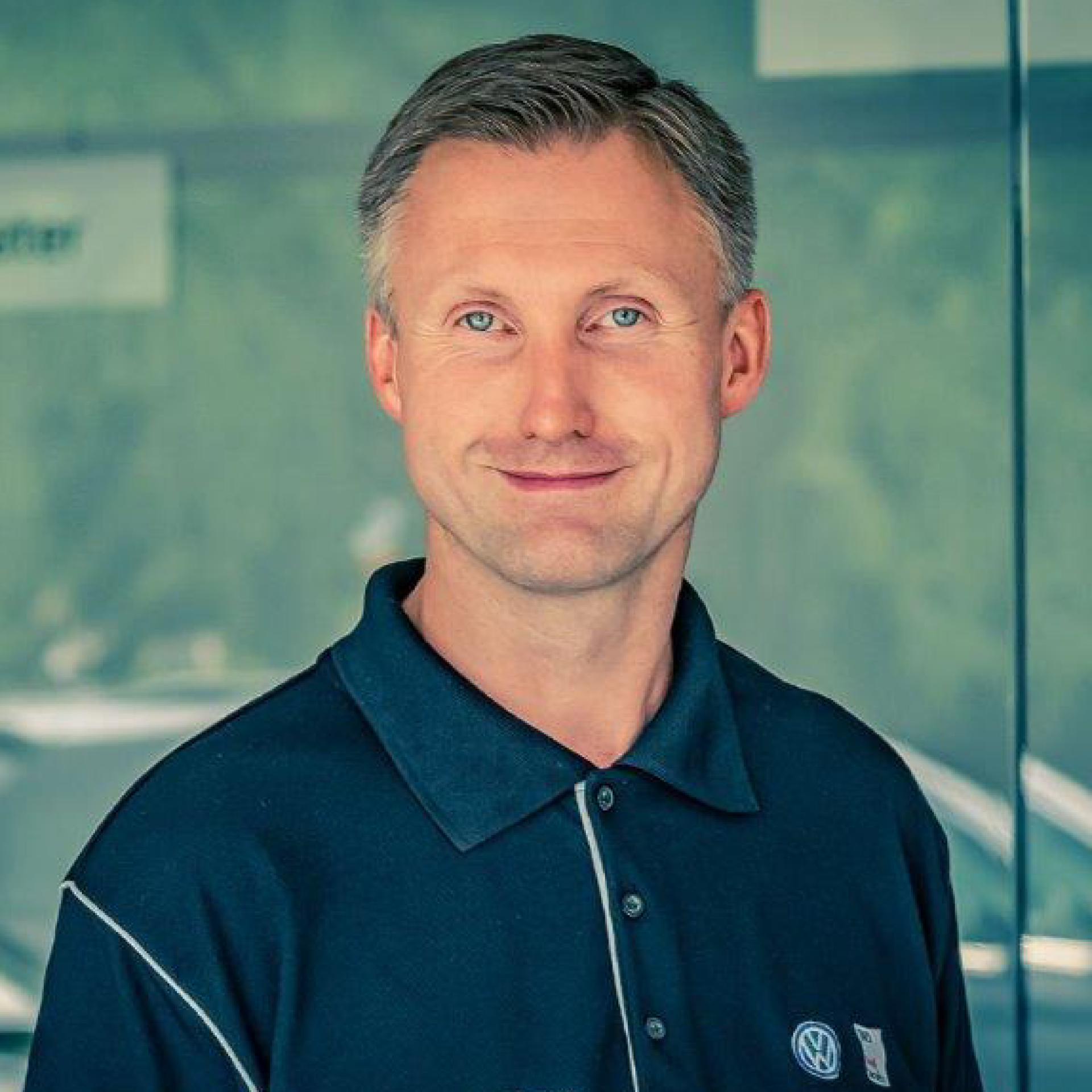 Ein Mann trägt ein blaues Hemd mit der Nummer 01 darauf