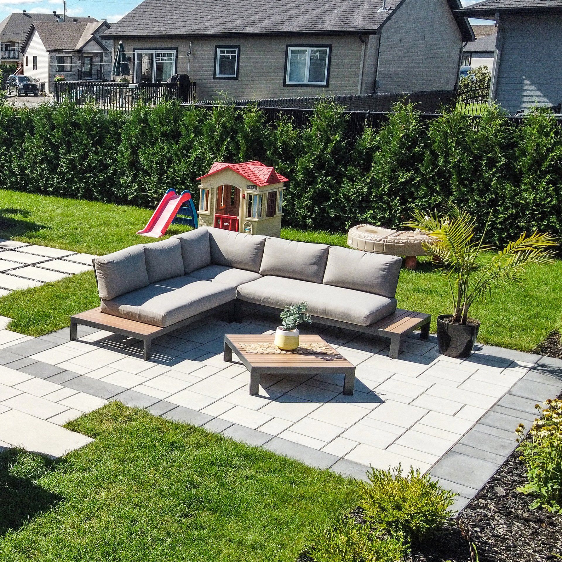 Une vue aérienne d'une cour arrière avec un canapé, une table et un toboggan.