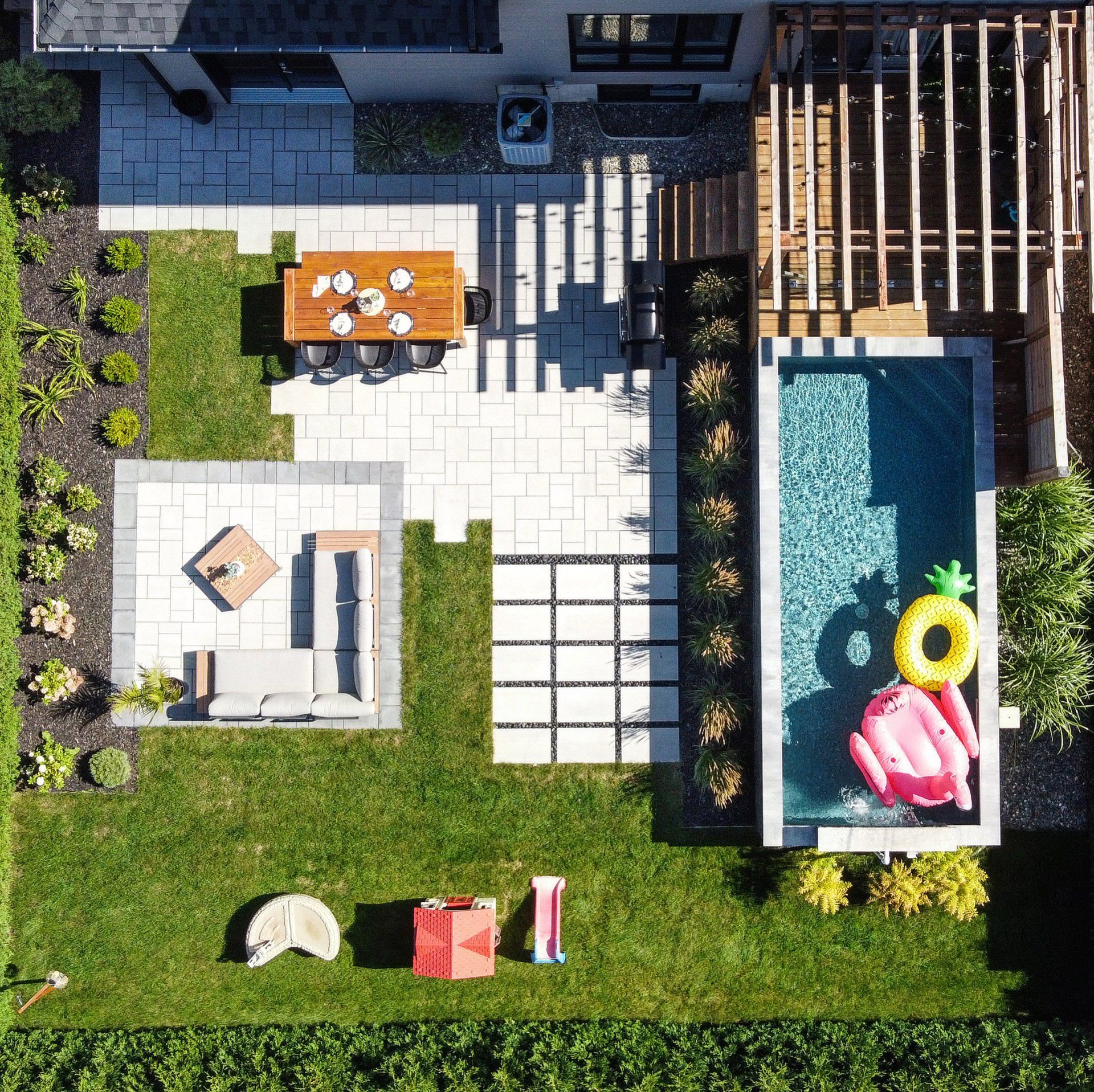 Une vue aérienne d'une cour arrière avec une piscine