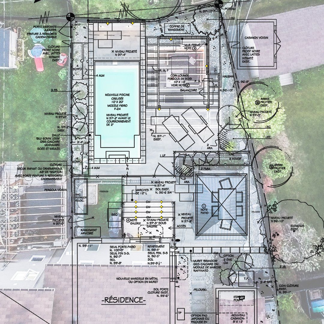 Vue de dessus d'un aménagement paysager d'arrière-cour avec une piscine, un patio et plusieurs structures, dont un pool house.