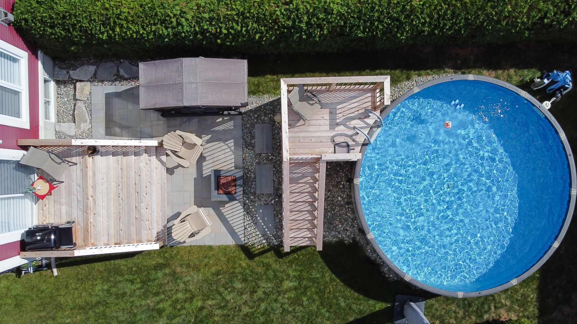 Une vue aérienne d'une piscine dans une cour arrière.