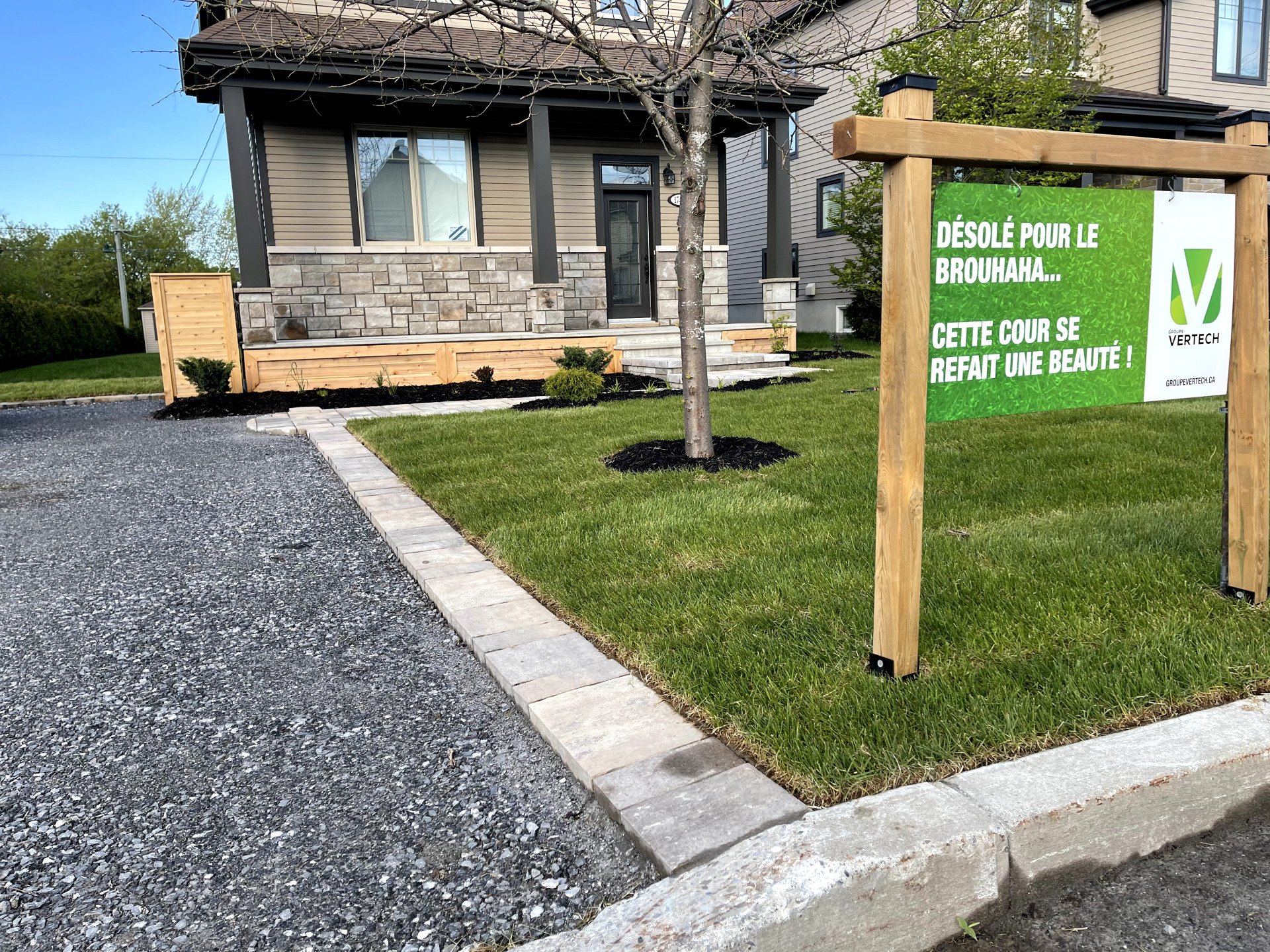 Une maison à vendre avec un panneau devant.