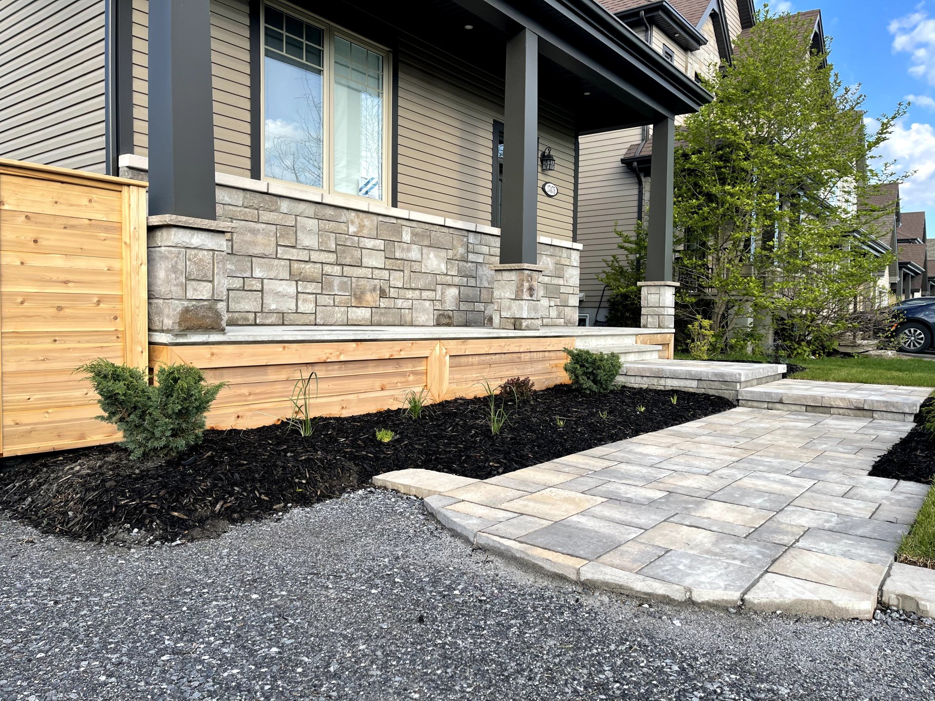 Il y a une passerelle menant à l'avant de la maison.