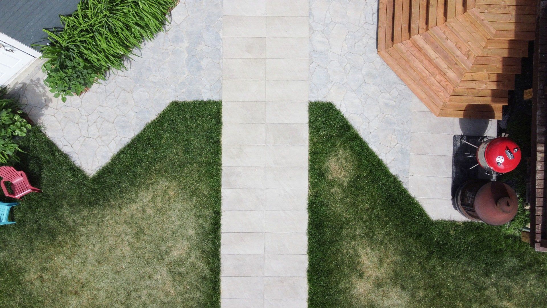 Une vue aérienne d'une cour arrière avec une allée et un belvédère.