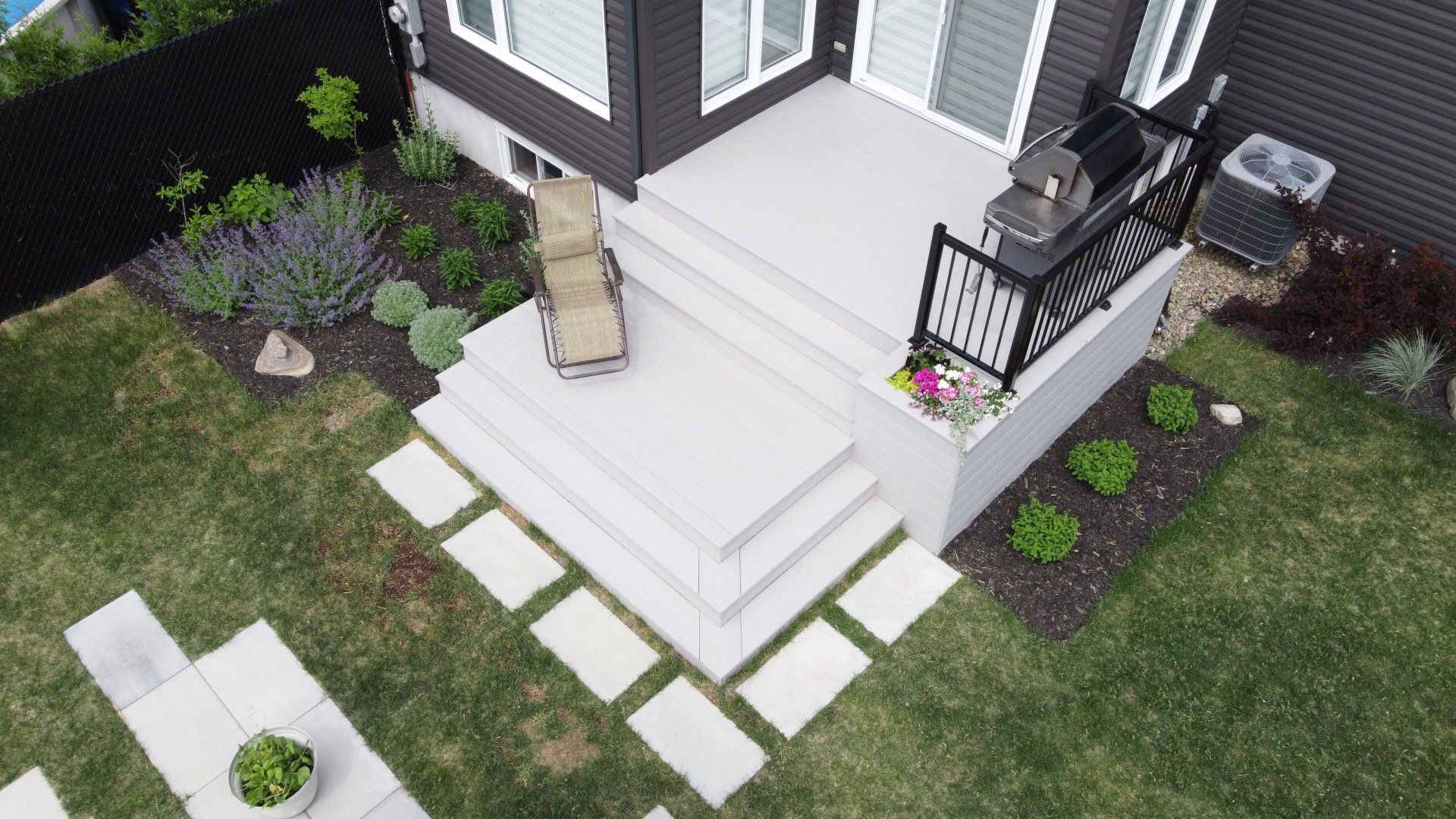 Une vue aérienne d'une maison avec un patio et des escaliers.