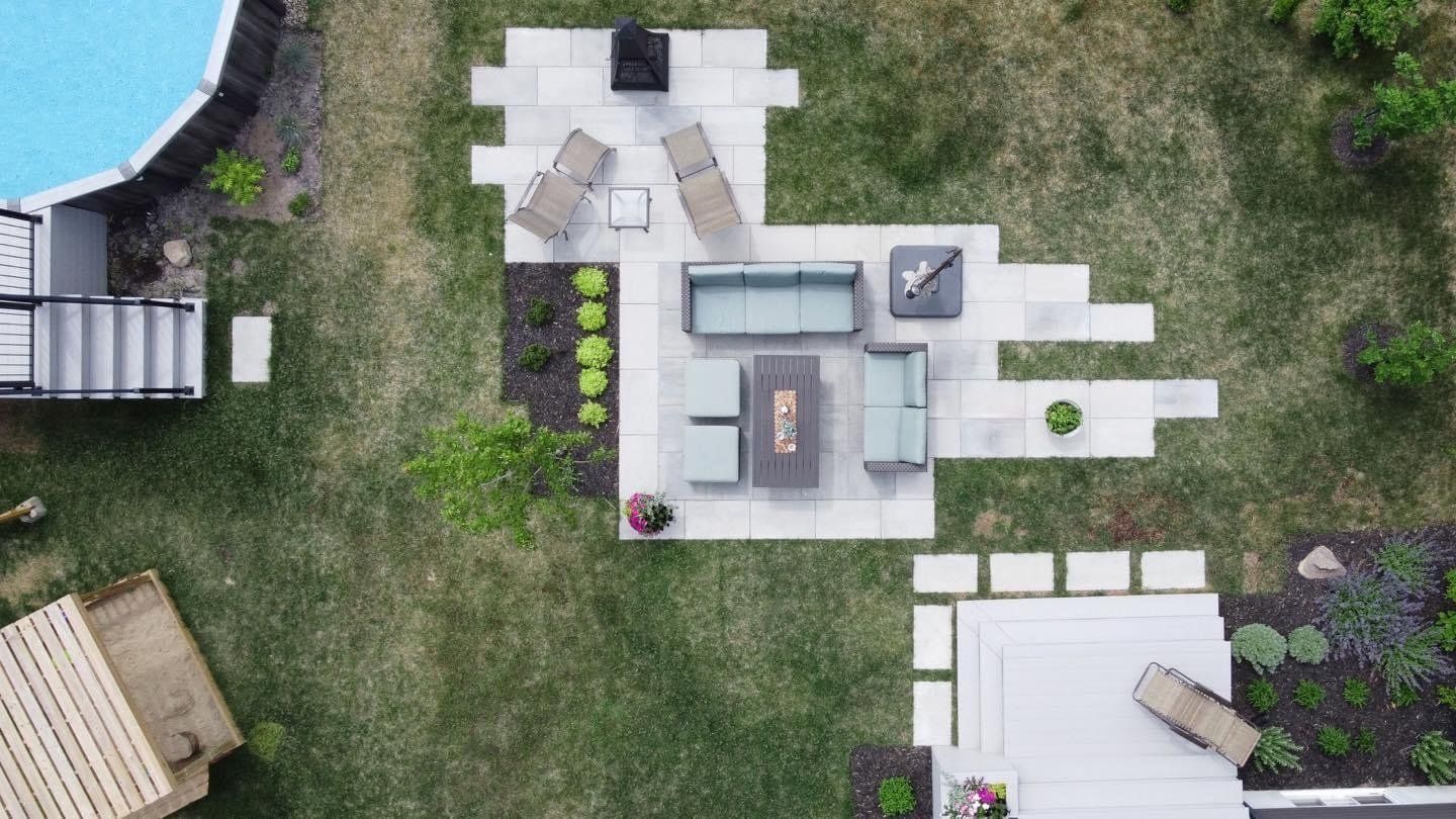 Une vue aérienne d'une cour arrière avec piscine et mobilier de jardin.