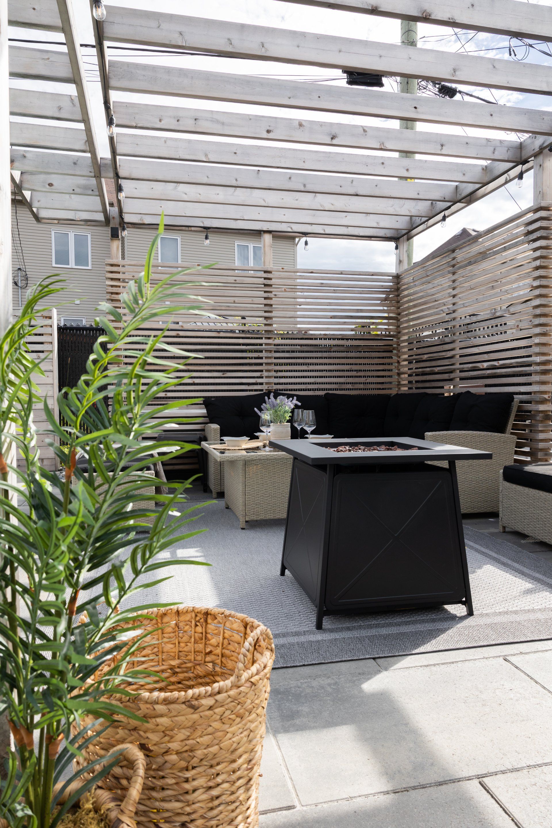 Il y a un foyer au milieu du patio.