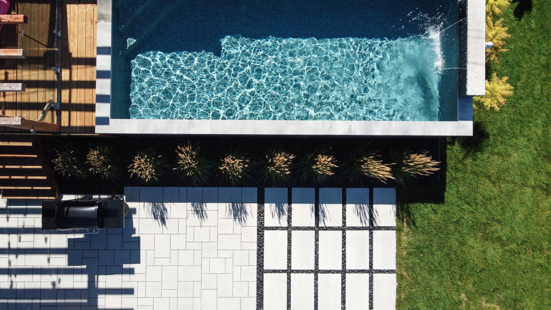 Une vue aérienne d'une grande piscine dans une cour arrière.