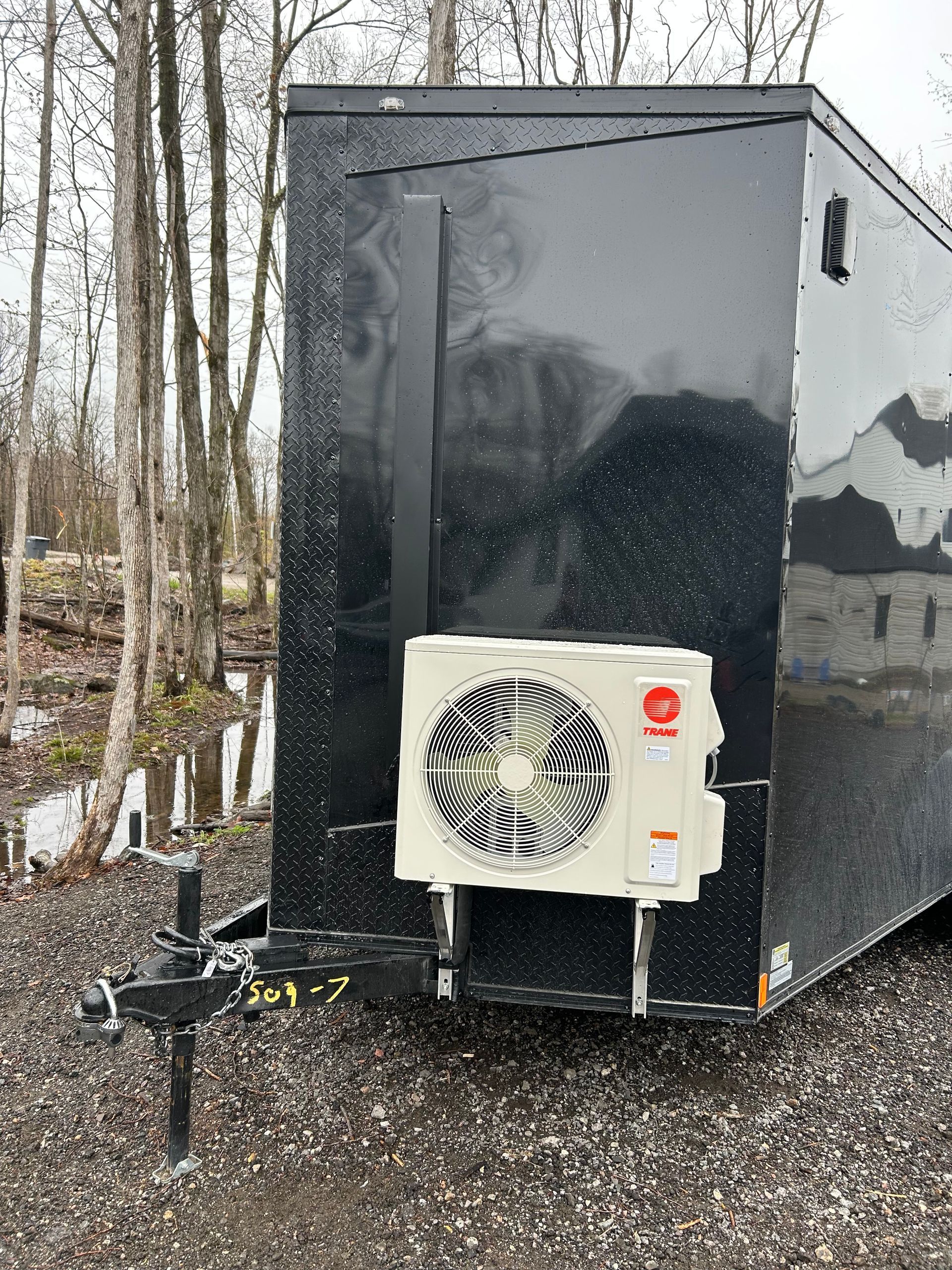 Un climatiseur LG est monté à l’arrière d’une remorque.