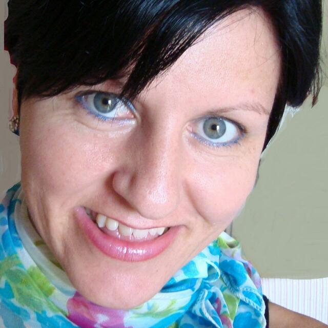 Um close do rosto de uma mulher com um lenço no pescoço