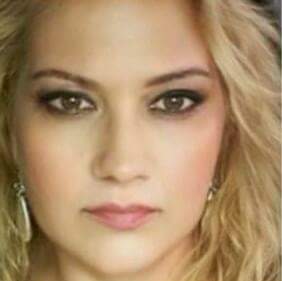 Um close do rosto de uma mulher com cabelos loiros e brincos.