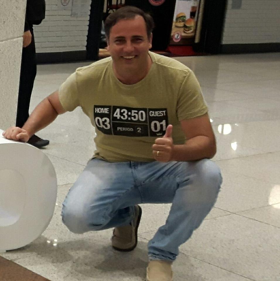 Um homem vestindo uma camisa que diz 'casa 43:50 convidado 01'