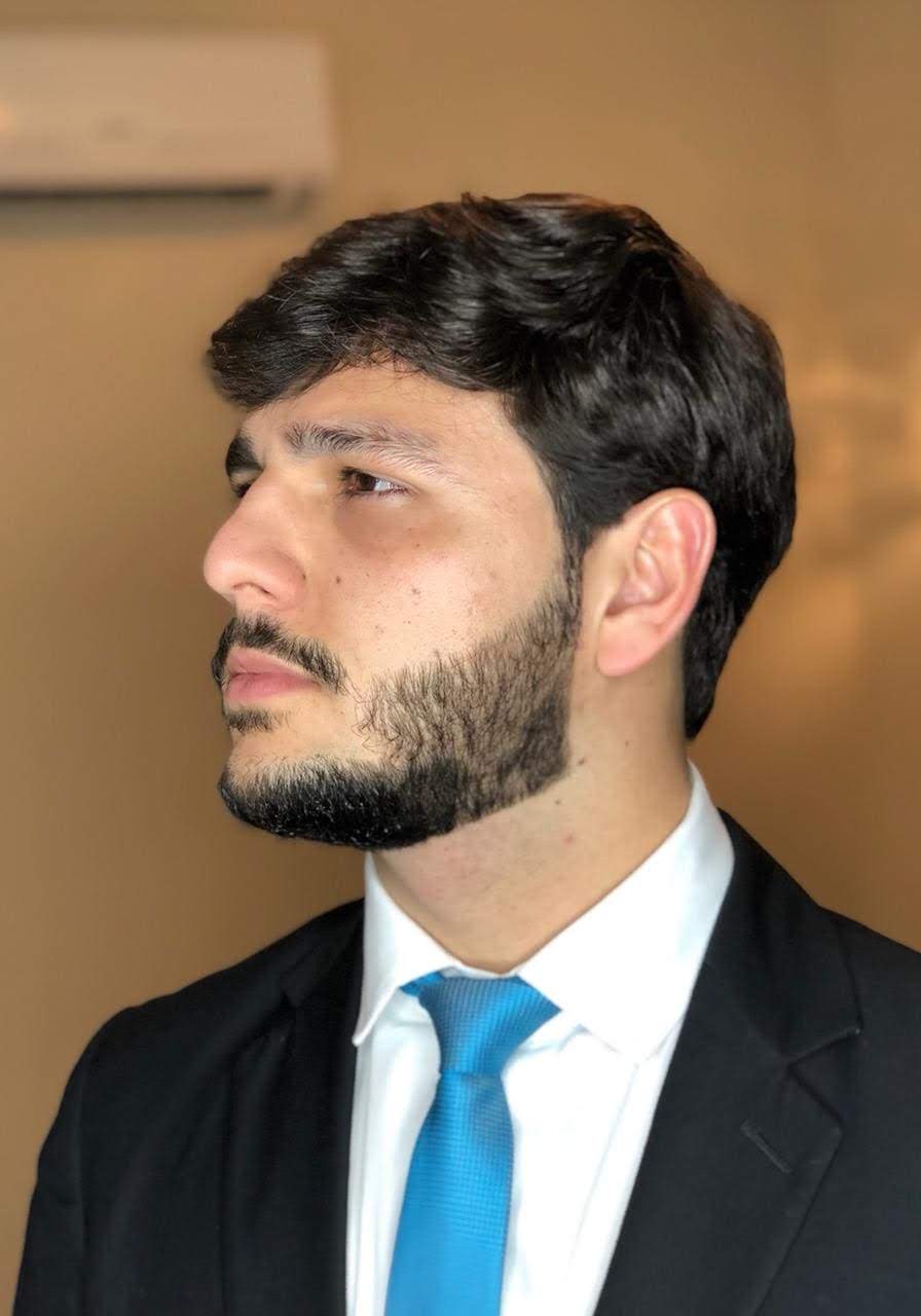 Um homem com barba está vestindo terno e gravata.