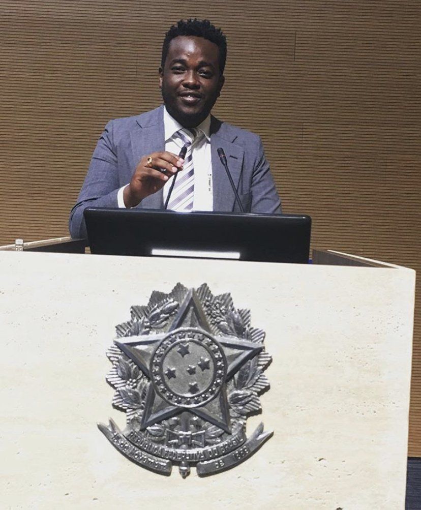 Um homem de terno e gravata está em um pódio