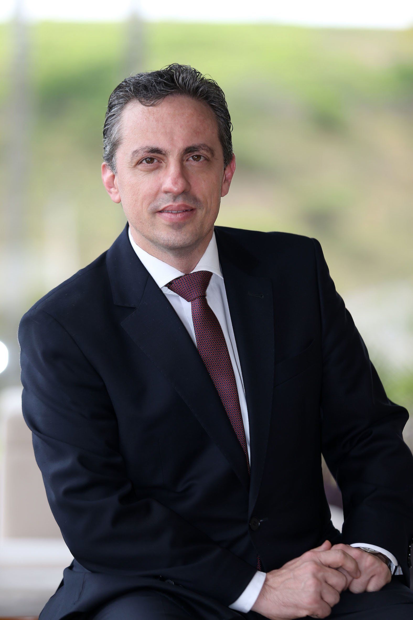 Um homem de terno e gravata está sentado