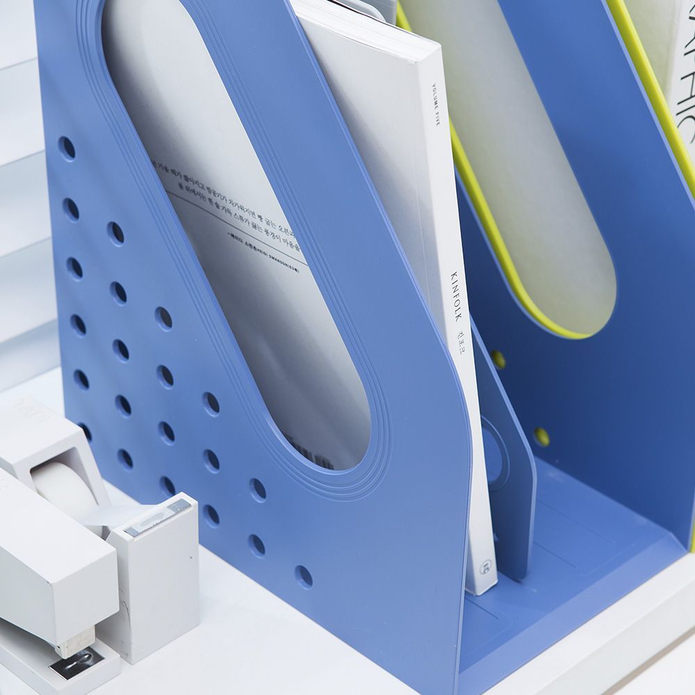 Un revistero azul con un libro dentro.