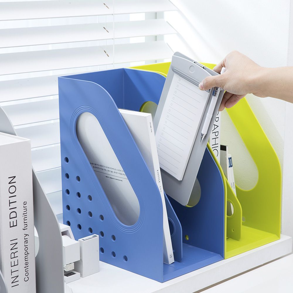 Una persona sostiene un trozo de papel en un soporte azul.