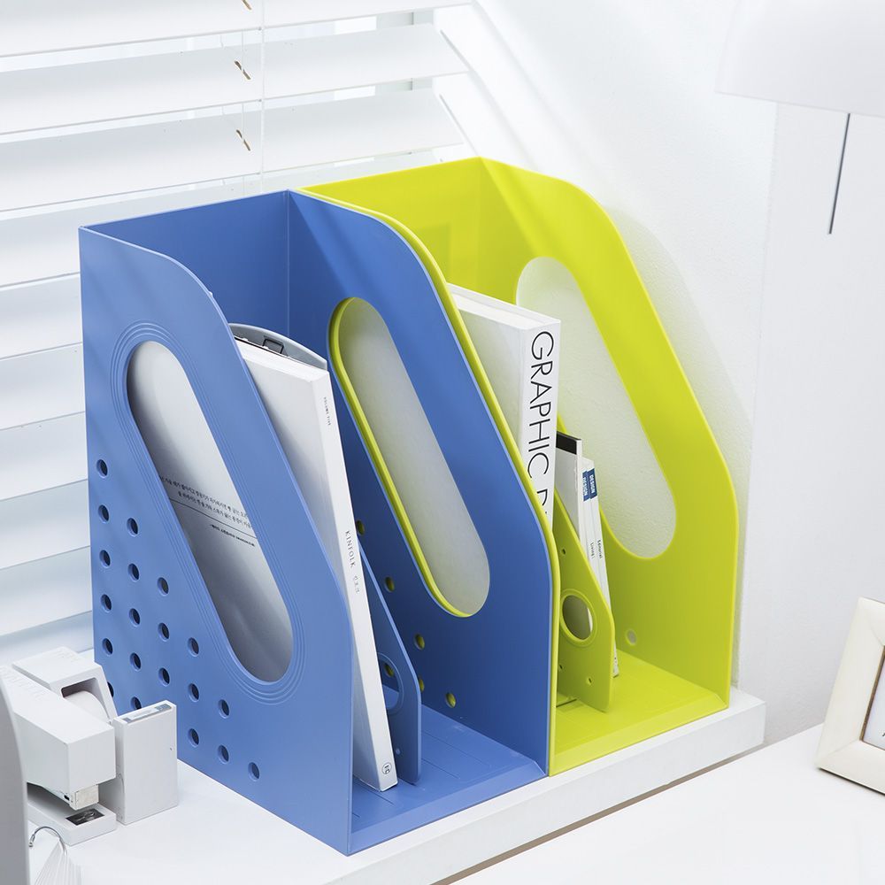 Un revistero azul y amarillo con un libro que dice «gráfico» en él.