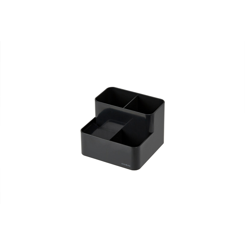 Un recipiente de plástico negro con tres compartimentos sobre un fondo blanco.