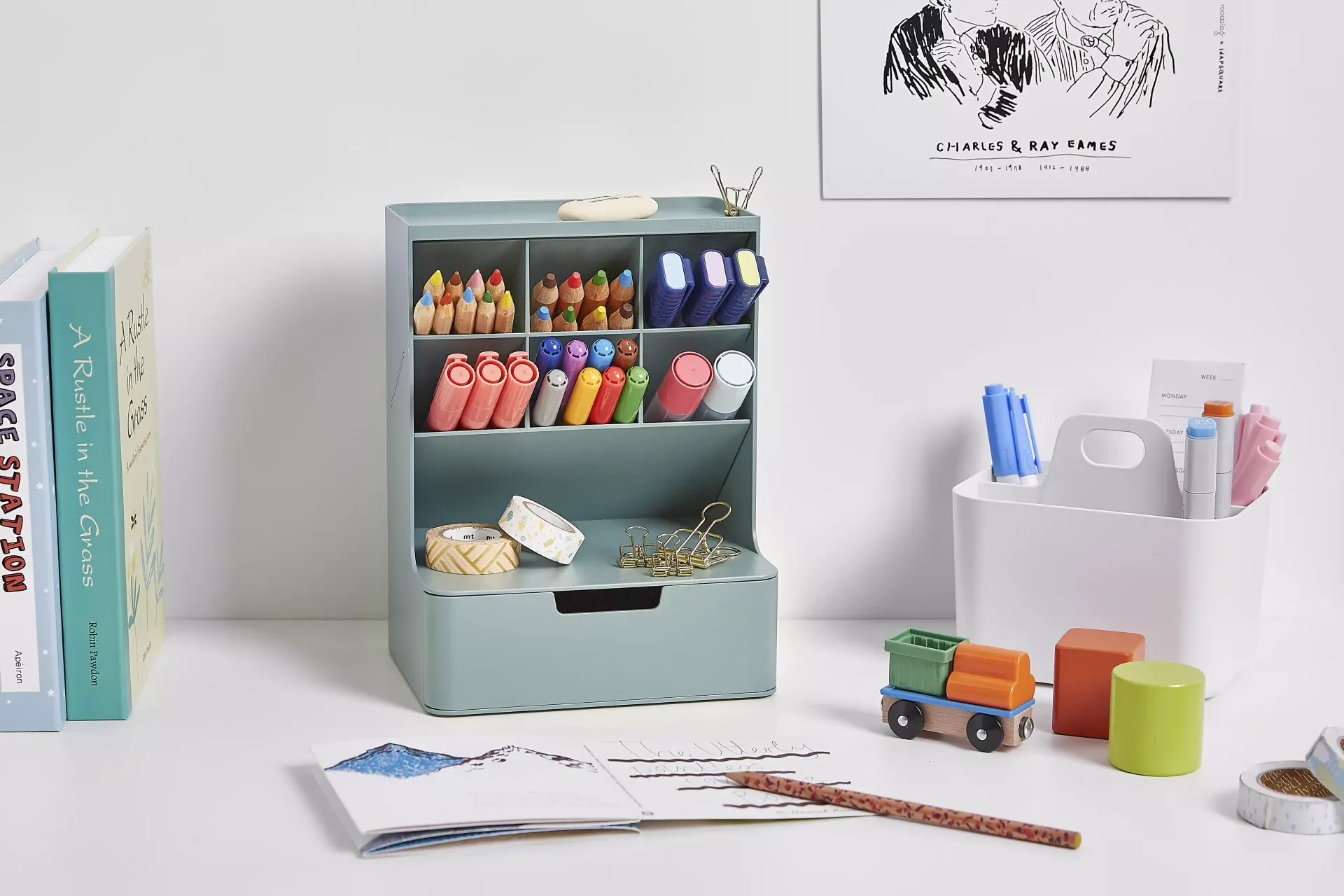 Una mesa con un estante lleno de juguetes y un cajón.