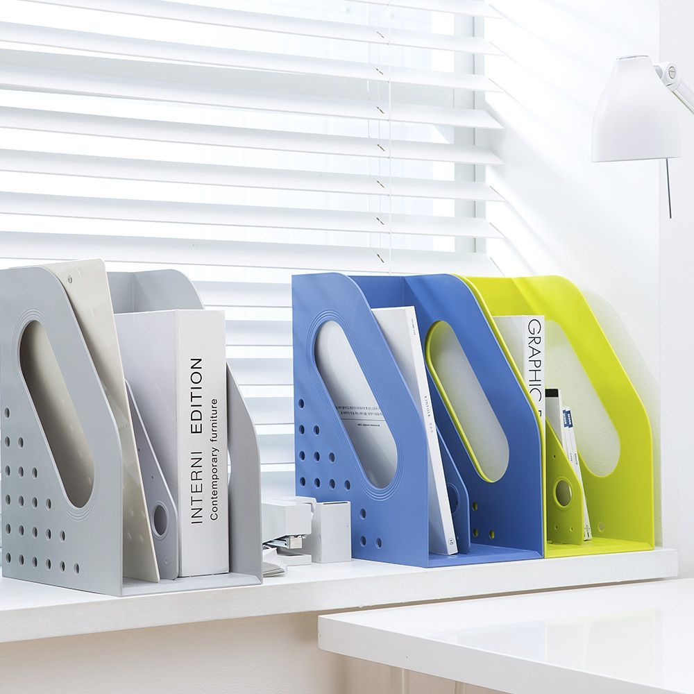 Un libro titulado «Edición interna» se encuentra en un soporte para libros.