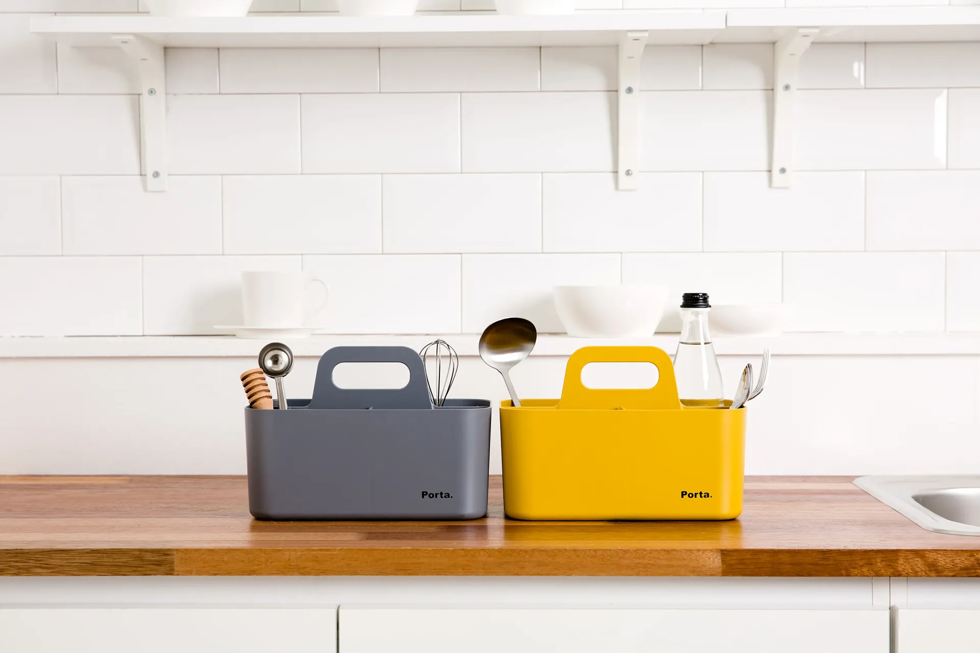 Dos recipientes están sobre una encimera de madera en una cocina.