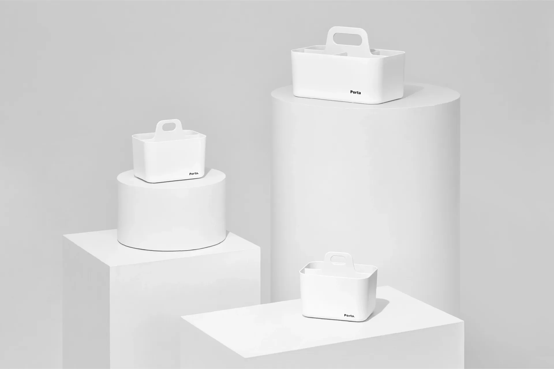 Un grupo de cajas blancas colocadas sobre cilindros blancos.